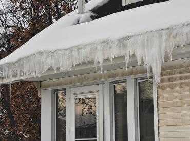 Melting,Snow,On,Roof,Creating,Ice,Dam,In,Gutter,With